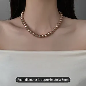 Détail d'un collier de perles champagne de 8mm montrant l'éclat et le port élégant