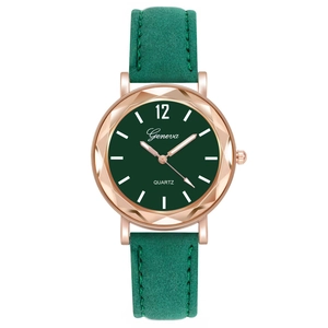 Montre à quartz femme vert foncé avec boîtier or rose et bracelet en cuir vert paon
