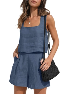 Vue détaillée de la texture du tissu en lin de l'ensemble d'été bleu deux pièces pour femme