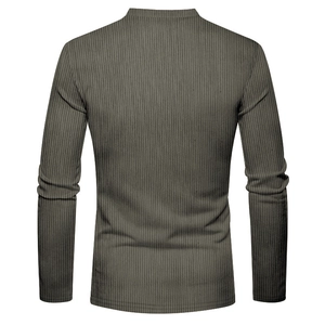 Detaillierte Rückansicht der schmal geschnittenen Herren-Langarmshirt mit Rippstruktur