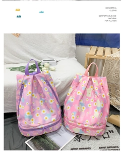 Detailansicht des Kinderrucksacks mit Gänseblümchen-Print und separatem Bodenfach unten