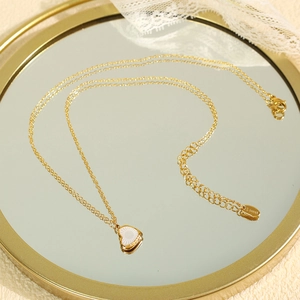 Collier cœur en acier doré avec incrustation blanche et gravure 520 pour femme