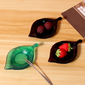 Trois moules à assiettes en silicone en forme de feuille sur une table avec des baies fraîches