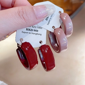 Detail of 925 silver retro enamel hoop earrings in wine red and rose pink shades