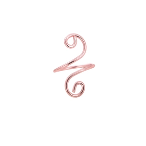 Macro di anello a spirale oro rosa per maglieria e uncinetto su sfondo bianco puro