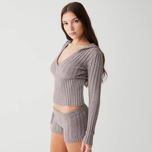 Detailansicht aus taupefarbenem Zopfstrick-Set mit Kapuzenoberteil und passenden Shorts
