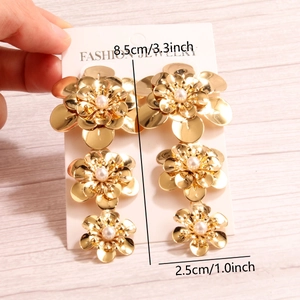 Three-layer gold metal flower earrings with pearls and size measurements: 8.5cm x 2.5cm