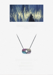 Détail macro du collier pendentif étoile pixel avec zircons colorés et finition or noir