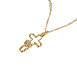 Collana dorata con ciondolo a croce cava e dettagli scintillanti in zircone incastonato