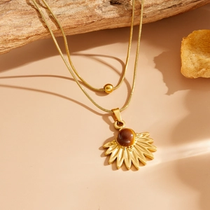 Détail du collier double rang doré avec pendentif tournesol et pierre œil de tigre brun