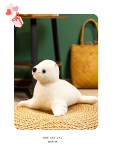 Gros plan détaillé d'une peluche de phoque blanc doux sur un tapis tressé