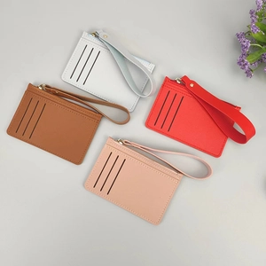 Dettaglio di porta carte sottili in pelle PU nei colori bianco, rosso, marrone e rosa