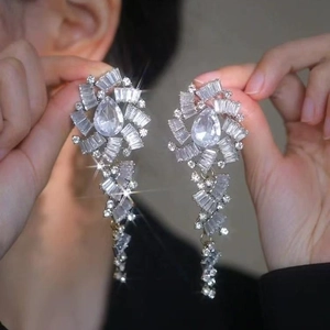 Boucles d'oreilles pendantes en argent avec cristaux scintillants et design luxueux