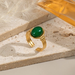 Bague vintage ajustable en or avec aventurine verte ovale sur un socle en pierre