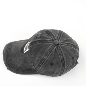 Detailansicht der Vintage-Basecap aus gewaschenem Denim mit MARIA-Patch und Used-Look