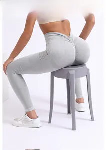 Dettaglio della cucitura push-up e trama a coste dei leggings yoga grigi a vita alta