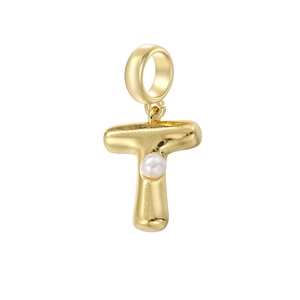 Vue détaillée du pendentif lettre T dorée avec incrustation de perle sur fond blanc