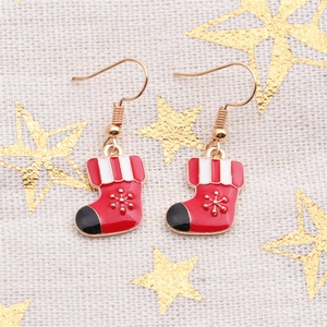 Weihnachtssocken-Ohrringe mit roter Emaille und goldenen Schneeflocken auf Stoff