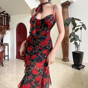 Dettaglio dell'abito a fiori rose rosse con volant, vestibilità slim e scollo a V