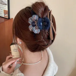 Pince à cheveux vintage en acrylique avec fleur tricotée bleue et nœud marron chic