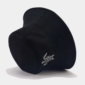 Détail de la broderie tortue argentée sur un chapeau bob en coton noir à texture sergée