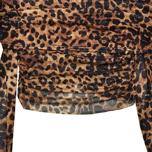 Détail du tissu en maille léopard avec texture froncée sur un ensemble deux pièces chic
