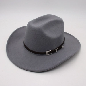 Dettaglio cappello cowboy in feltro grigio con cuciture fini e cinturino in pelle marrone