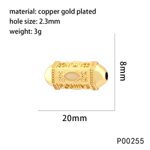 Détail macro d'une perle en cuivre plaqué or 18K avec dimensions précises et poids net
