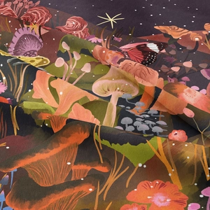 Tapisserie de forêt de champignons bohème avec papillons et étoiles sur tissu violet