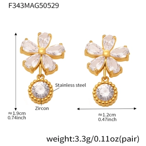 Détail des boucles d'oreilles fleur en acier doré et zircon avec dimensions précises