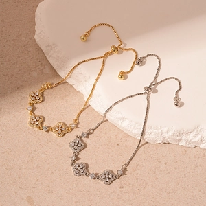 Bracelet ajustable trèfle à quatre feuilles avec zircons et placage en or chic
