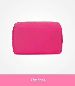 Vue arrière d'une trousse de maquillage rose imperméable avec fermeture éclair dorée