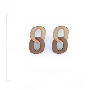 Detail view of 5cm acrylic link earrings with beige and brown contrast colors
