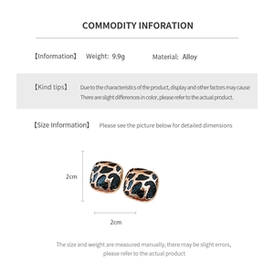 Detailed size chart for black leopard square alloy studs measuring 2cm by 2cm