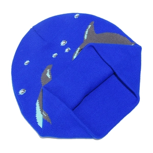 Vue détaillée du bonnet en maille bleu roi avec silhouette de baleine grise et bulles