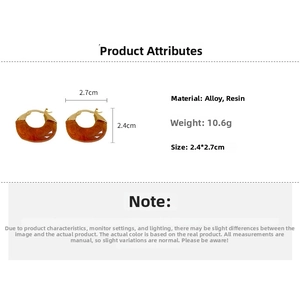 Detail view of U-shaped amber resin earrings with size 2.4x2.7cm and weight 10.6g