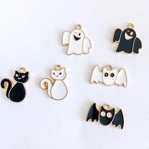 Détail de breloques d'Halloween en métal avec fantômes et chauves-souris pour bijoux DIY