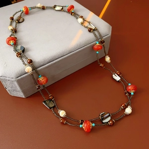 Détail d'un collier ethnique à plusieurs rangs avec perles en bois et turquoise