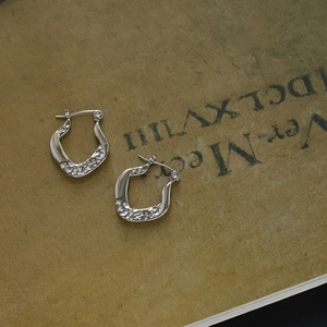 Modern U-shaped stainless steel chain earrings with hammer texture and 18K gold finish
