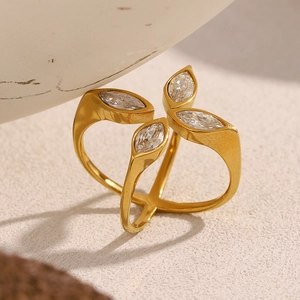 Vista macro dell'anello a serpente placcato oro 18K con cristalli marquise su ceramica