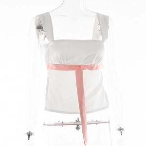 Nahaufnahme des weißen Trägertops mit Brustfalten und einer großen rosa Taillenschleife