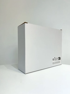 Weiße minimalistische Geschenkbox aus Karton mit Triman-Logo und Warnhinweisen