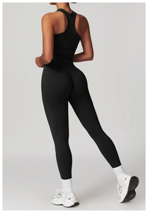 Vue arrière du haut de sport dos nageur noir et du legging de yoga sculptant taille haute