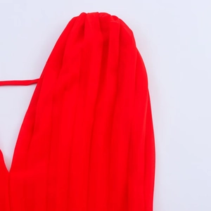 Détail du tissu froncé rouge sur l'épaule d'une robe midi légère sans manches