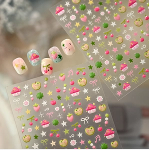 Détail de stickers à ongles mignons champignons et fruits avec fini brillant sur ongles
