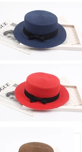 Détail de chapeaux canotiers colorés avec rubans et nœuds, présentés avec des magazines