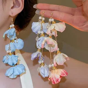 Boucles d'oreilles fleurs avec pétales en tissu et perles en dégradé bleu et rose