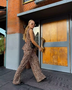 Dettaglio completo del set leopardato con top senza maniche e pantaloni larghi alla moda