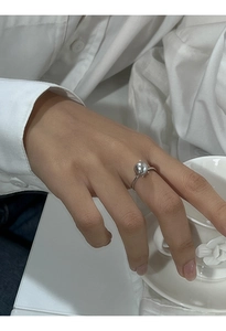 Elegante anello regolabile in argento con una grande perla grigio scuro su una fascia minimalista