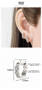 Détail de boucles d'oreilles ondulées en argent avec zircon bleu et dimensions en acier 316L